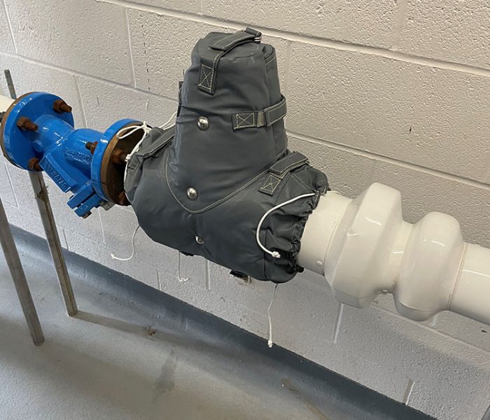 Custom-fit removable insulation blanket on industrial valve